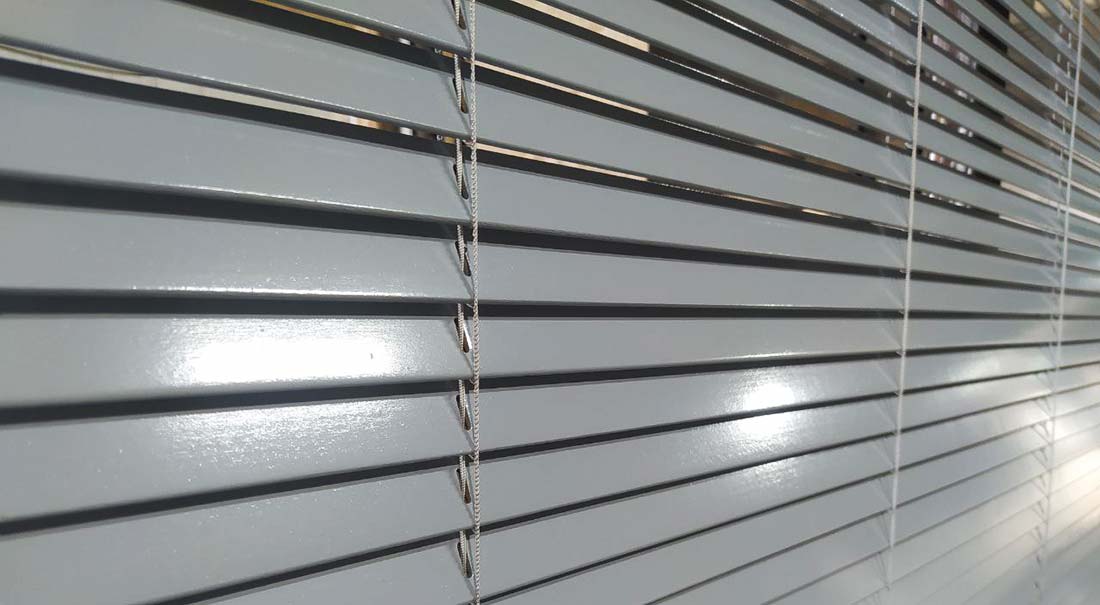 تفاوت مهم پرده کرکره چوبی و فلزی wooden shutters